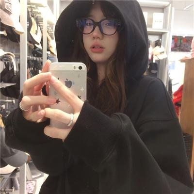 莫妮克:自我介绍一下